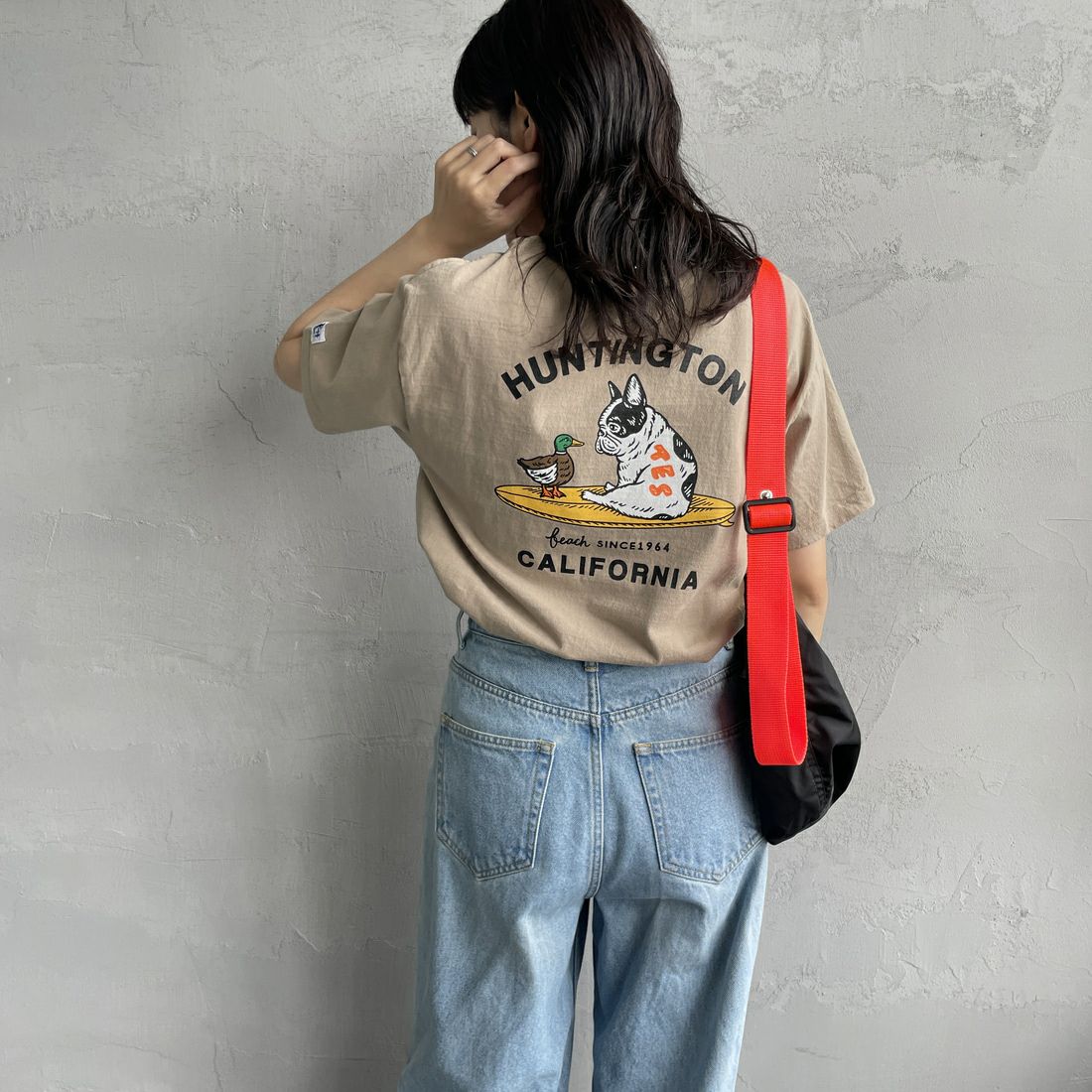 The Endless Summer [エンドレスサマー] 別注 BUHI HUNTINGTON バックプリントTシャツ [FH-25574515-JF] BEIGE &&モデル身長：160cm 着用サイズ：S&&