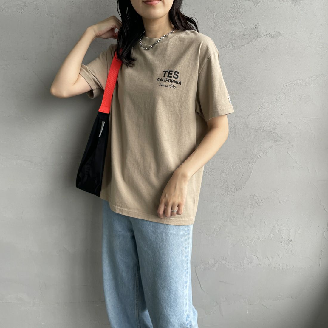 The Endless Summer [エンドレスサマー] 別注 BUHI HUNTINGTON バックプリントTシャツ [FH-25574515-JF] BEIGE &&モデル身長：160cm 着用サイズ：S&&