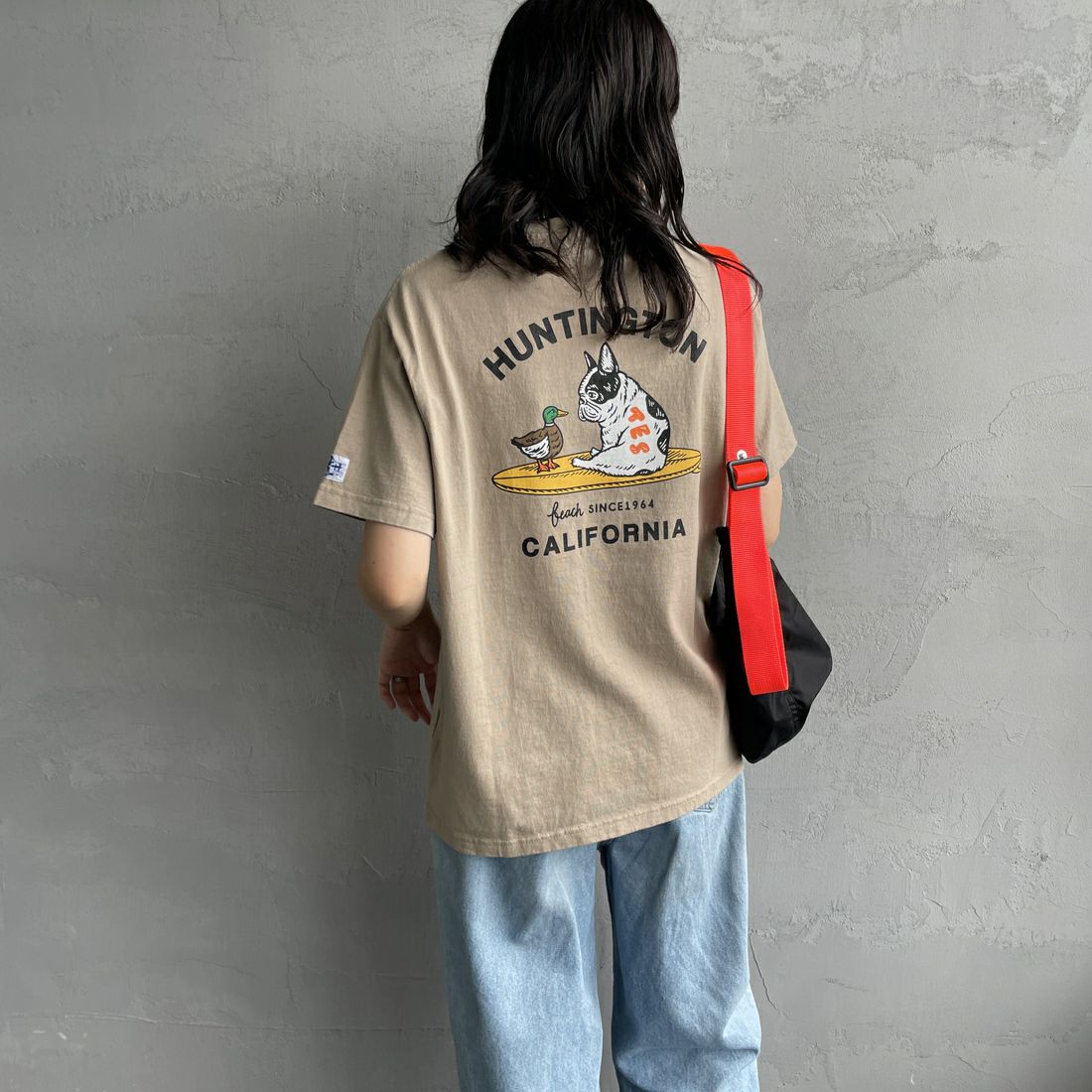 The Endless Summer [エンドレスサマー] 別注 BUHI HUNTINGTON バックプリントTシャツ [FH-25574515-JF] BEIGE &&モデル身長：160cm 着用サイズ：S&&