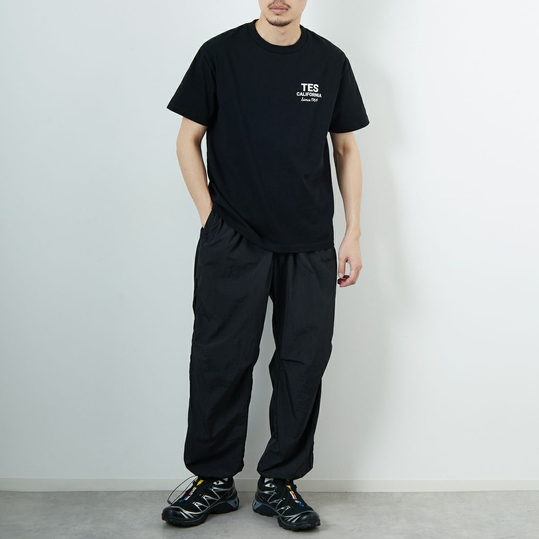 The Endless Summer [エンドレスサマー] 別注 BUHI HUNTINGTON バックプリントTシャツ [FH-25574515-JF] BLACK &&モデル身長：168cm 着用サイズ：M&&