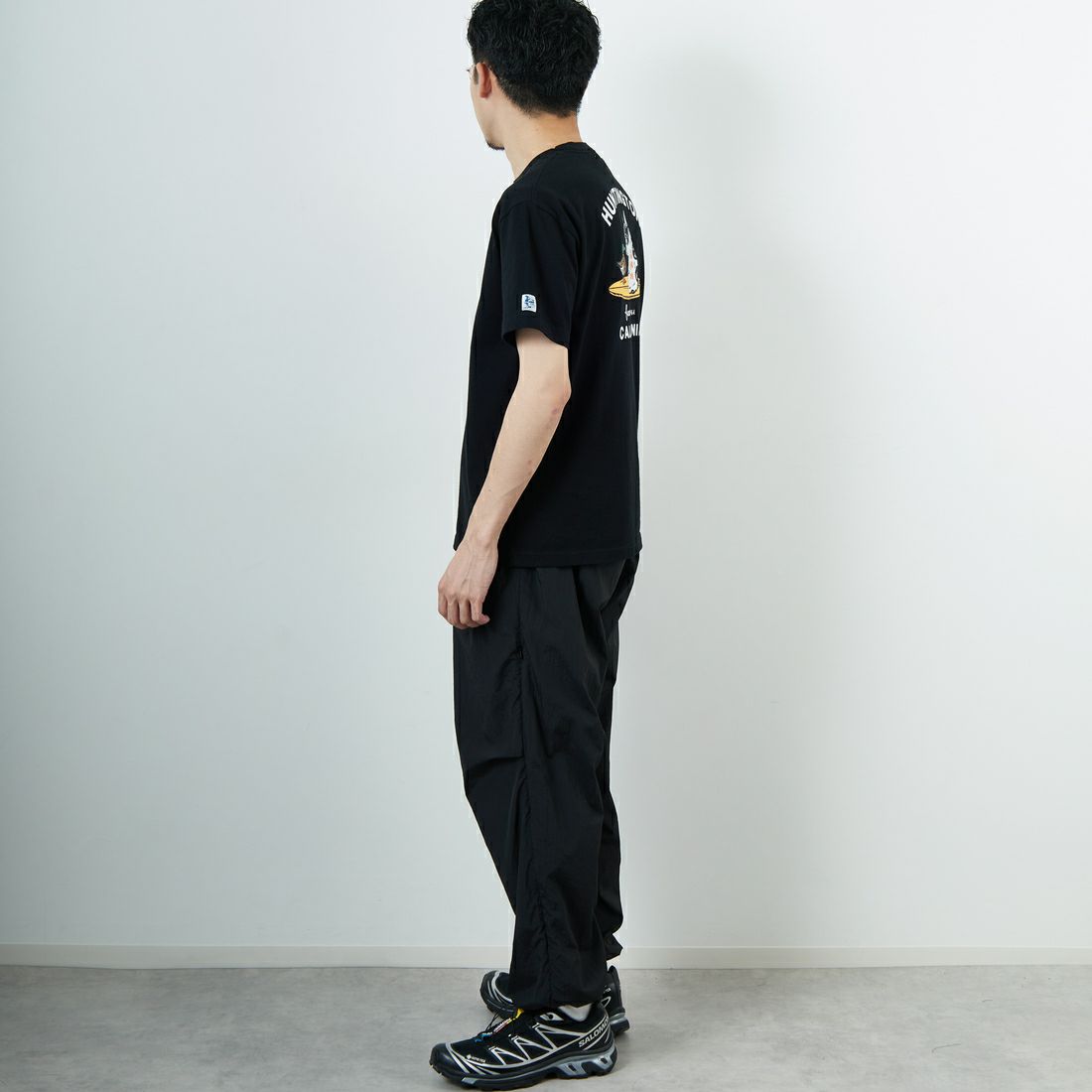 The Endless Summer [エンドレスサマー] 別注 BUHI HUNTINGTON バックプリントTシャツ [FH-25574515-JF] BLACK &&モデル身長：168cm 着用サイズ：M&&