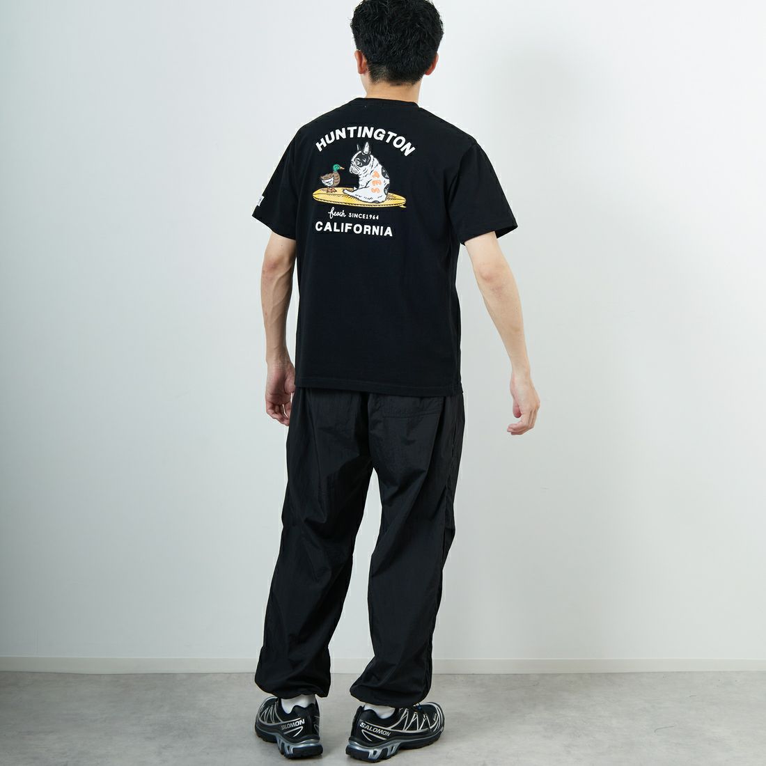 The Endless Summer [エンドレスサマー] 別注 BUHI HUNTINGTON バックプリントTシャツ [FH-25574515-JF] BLACK &&モデル身長：168cm 着用サイズ：M&&