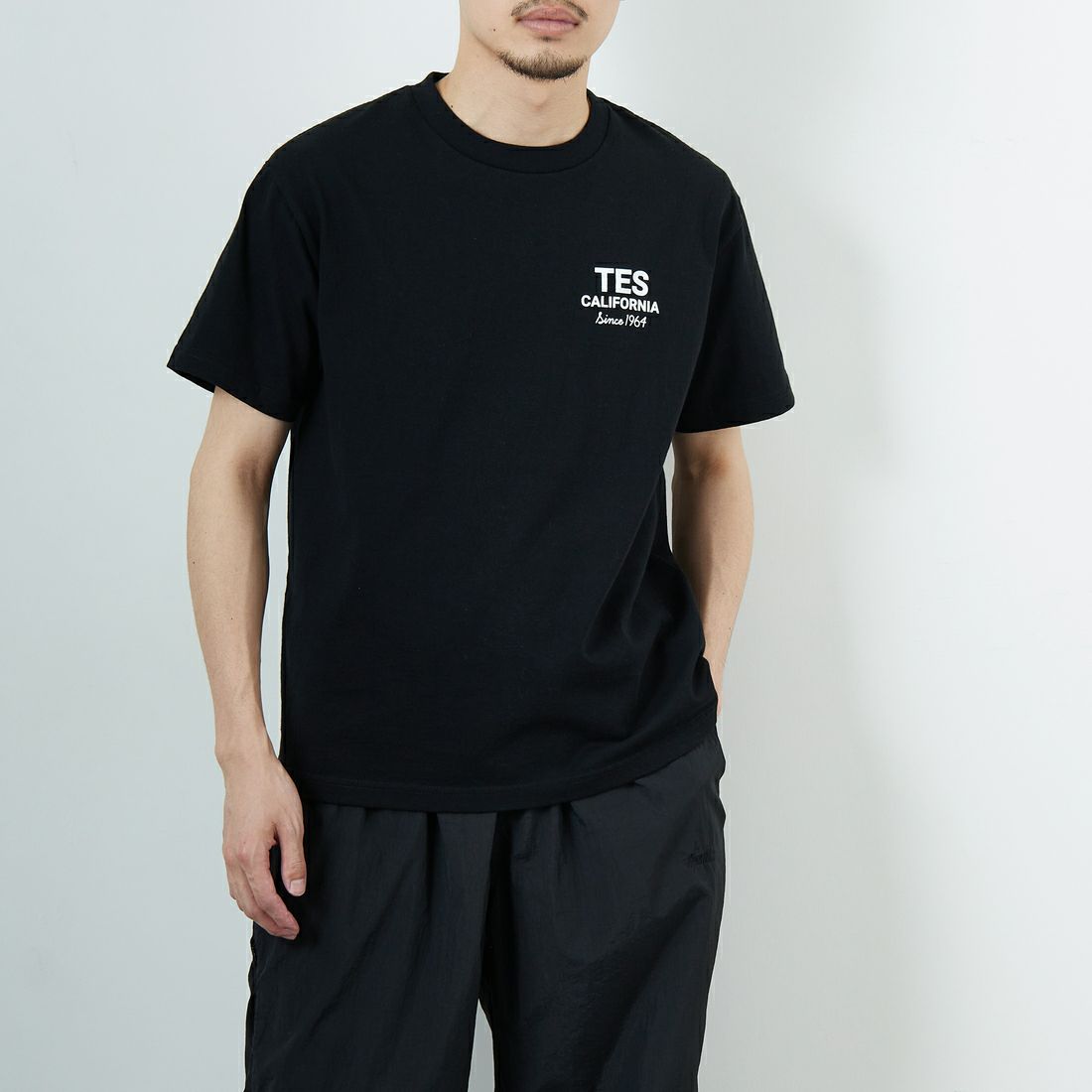 The Endless Summer [エンドレスサマー] 別注 BUHI HUNTINGTON バックプリントTシャツ [FH-25574515-JF] BLACK &&モデル身長：168cm 着用サイズ：M&&