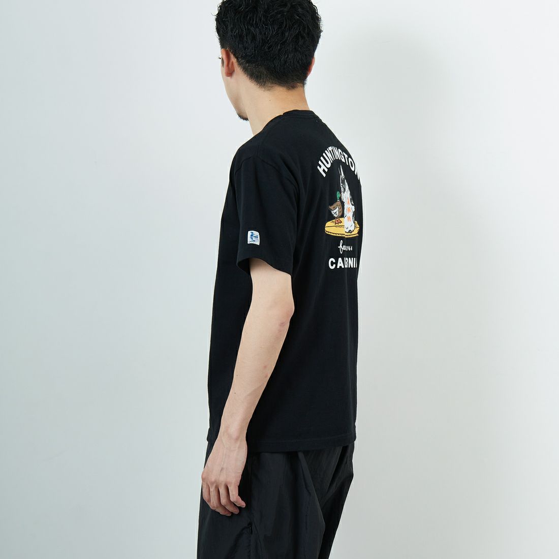 The Endless Summer [エンドレスサマー] 別注 BUHI HUNTINGTON バックプリントTシャツ [FH-25574515-JF] BLACK &&モデル身長：168cm 着用サイズ：M&&