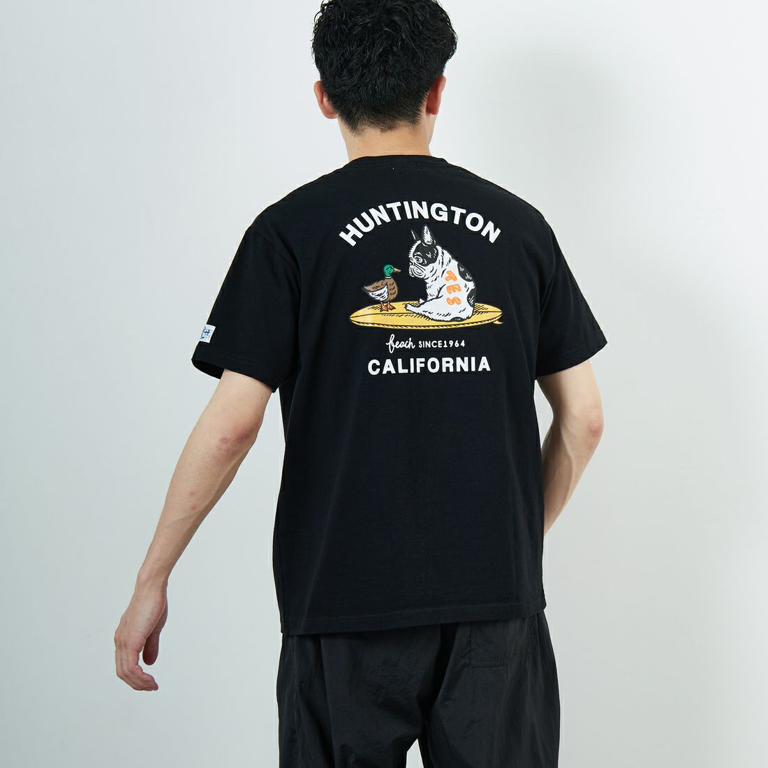 The Endless Summer [エンドレスサマー] 別注 BUHI HUNTINGTON バックプリントTシャツ [FH-25574515-JF] BLACK &&モデル身長：168cm 着用サイズ：M&&