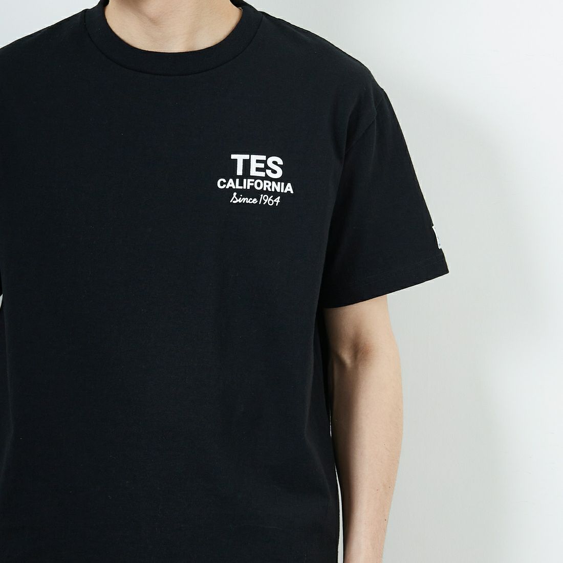 The Endless Summer [エンドレスサマー] 別注 BUHI HUNTINGTON バックプリントTシャツ [FH-25574515-JF] BLACK &&モデル身長：168cm 着用サイズ：M&&