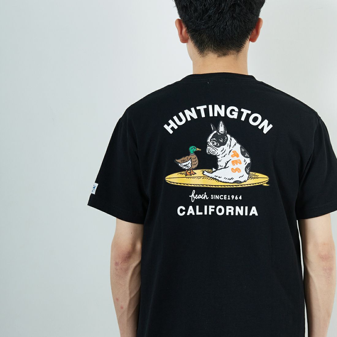 The Endless Summer [エンドレスサマー] 別注 BUHI HUNTINGTON バックプリントTシャツ [FH-25574515-JF] BLACK &&モデル身長：168cm 着用サイズ：M&&