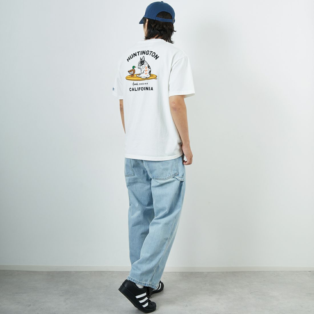 The Endless Summer [エンドレスサマー] 別注 BUHI HUNTINGTON バックプリントTシャツ [FH-25574515-JF] WHITE &&モデル身長：179cm 着用サイズ：XL&&