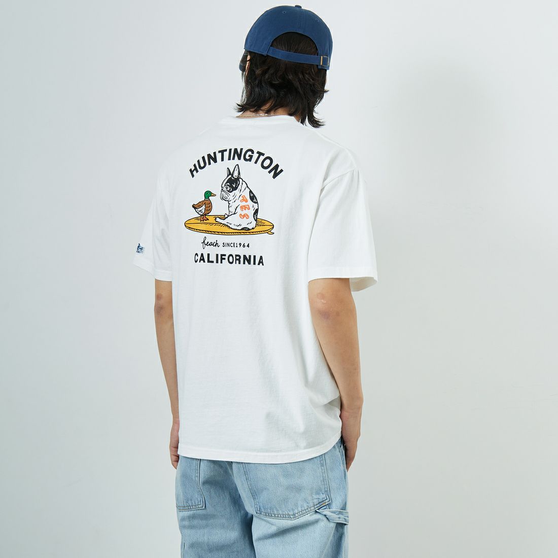 The Endless Summer [エンドレスサマー] 別注 BUHI HUNTINGTON バックプリントTシャツ [FH-25574515-JF] WHITE &&モデル身長：179cm 着用サイズ：XL&&