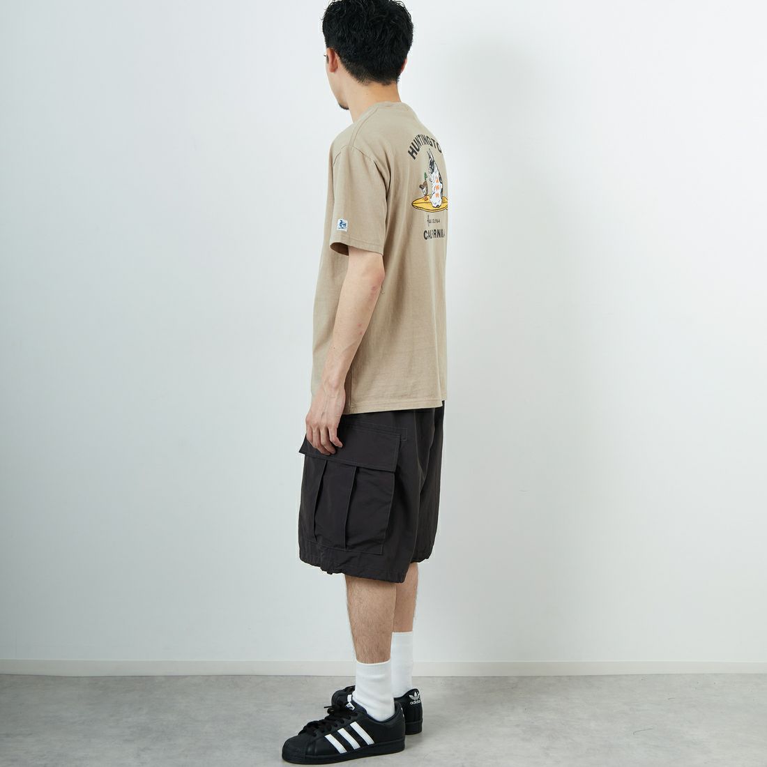 The Endless Summer [エンドレスサマー] 別注 BUHI HUNTINGTON バックプリントTシャツ [FH-25574515-JF] BEIGE &&モデル身長：168cm 着用サイズ：L&&
