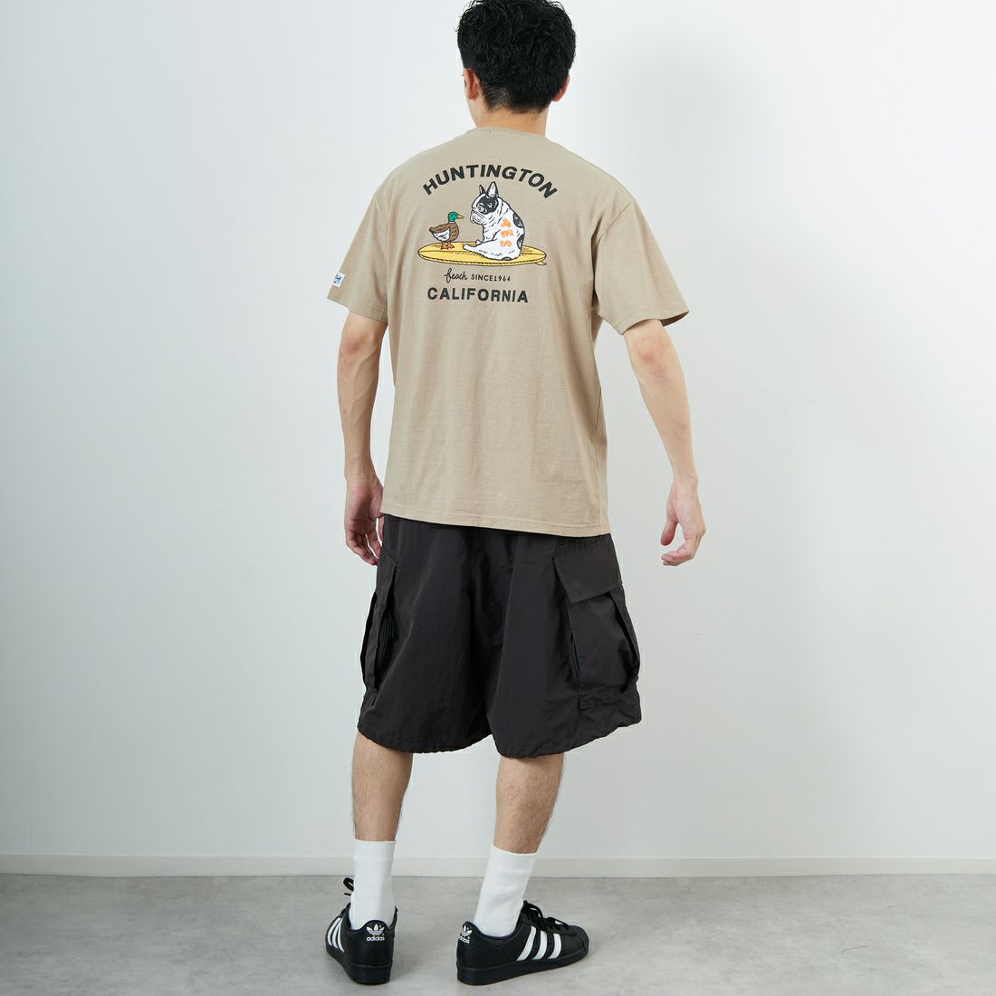 The Endless Summer [エンドレスサマー] 別注 BUHI HUNTINGTON バックプリントTシャツ [FH-25574515-JF] BEIGE &&モデル身長：168cm 着用サイズ：L&&