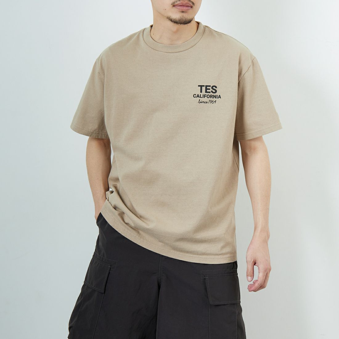 The Endless Summer [エンドレスサマー] 別注 BUHI HUNTINGTON バックプリントTシャツ [FH-25574515-JF] BEIGE &&モデル身長：168cm 着用サイズ：L&&