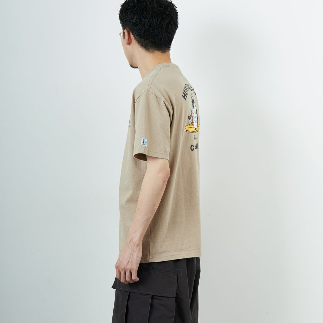 The Endless Summer [エンドレスサマー] 別注 BUHI HUNTINGTON バックプリントTシャツ [FH-25574515-JF] BEIGE &&モデル身長：168cm 着用サイズ：L&&