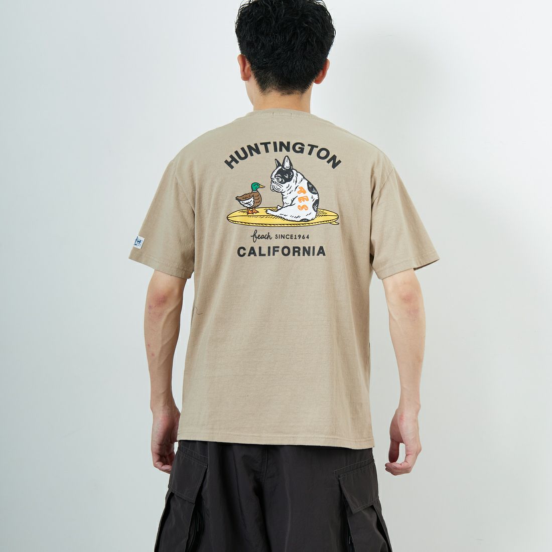 The Endless Summer [エンドレスサマー] 別注 BUHI HUNTINGTON バックプリントTシャツ [FH-25574515-JF] BEIGE &&モデル身長：168cm 着用サイズ：L&&