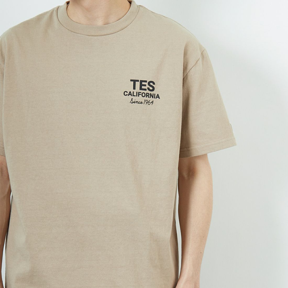 The Endless Summer [エンドレスサマー] 別注 BUHI HUNTINGTON バックプリントTシャツ [FH-25574515-JF] BEIGE &&モデル身長：168cm 着用サイズ：L&&