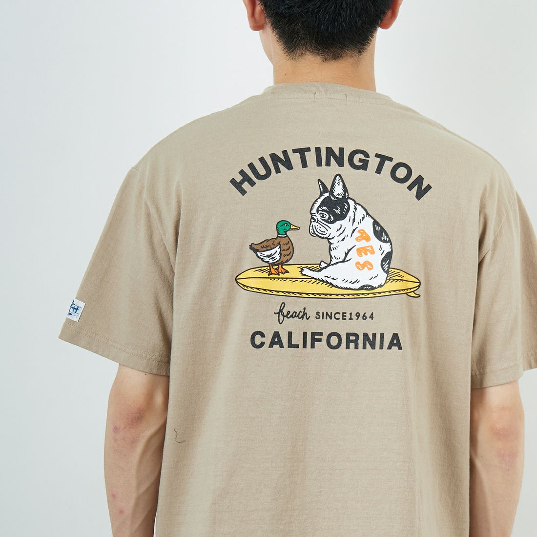 The Endless Summer [エンドレスサマー] 別注 BUHI HUNTINGTON バックプリントTシャツ [FH-25574515-JF] BEIGE &&モデル身長：168cm 着用サイズ：L&&