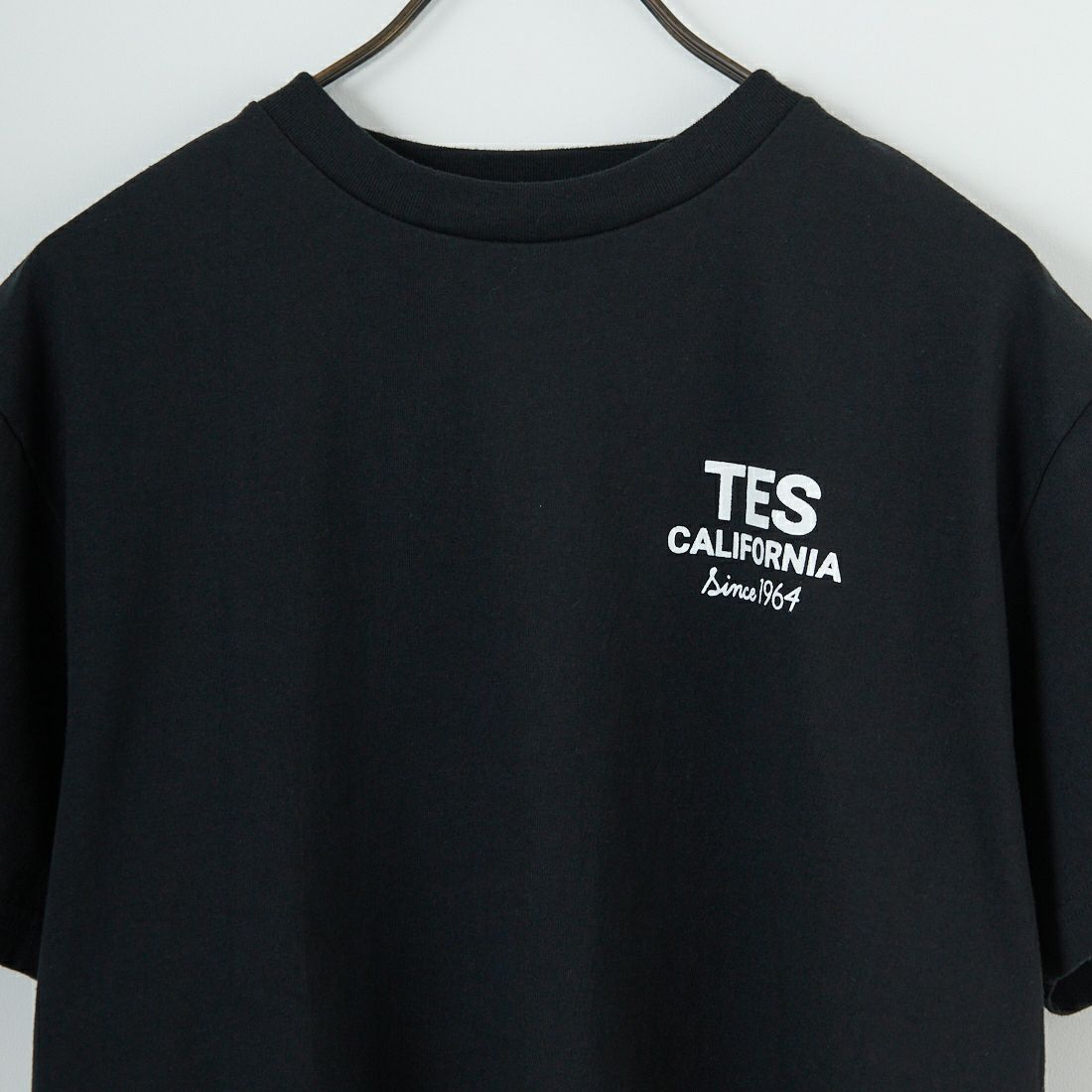 The Endless Summer [エンドレスサマー] 別注 BUHI HUNTINGTON バックプリントTシャツ [FH-25574515-JF] BLACK