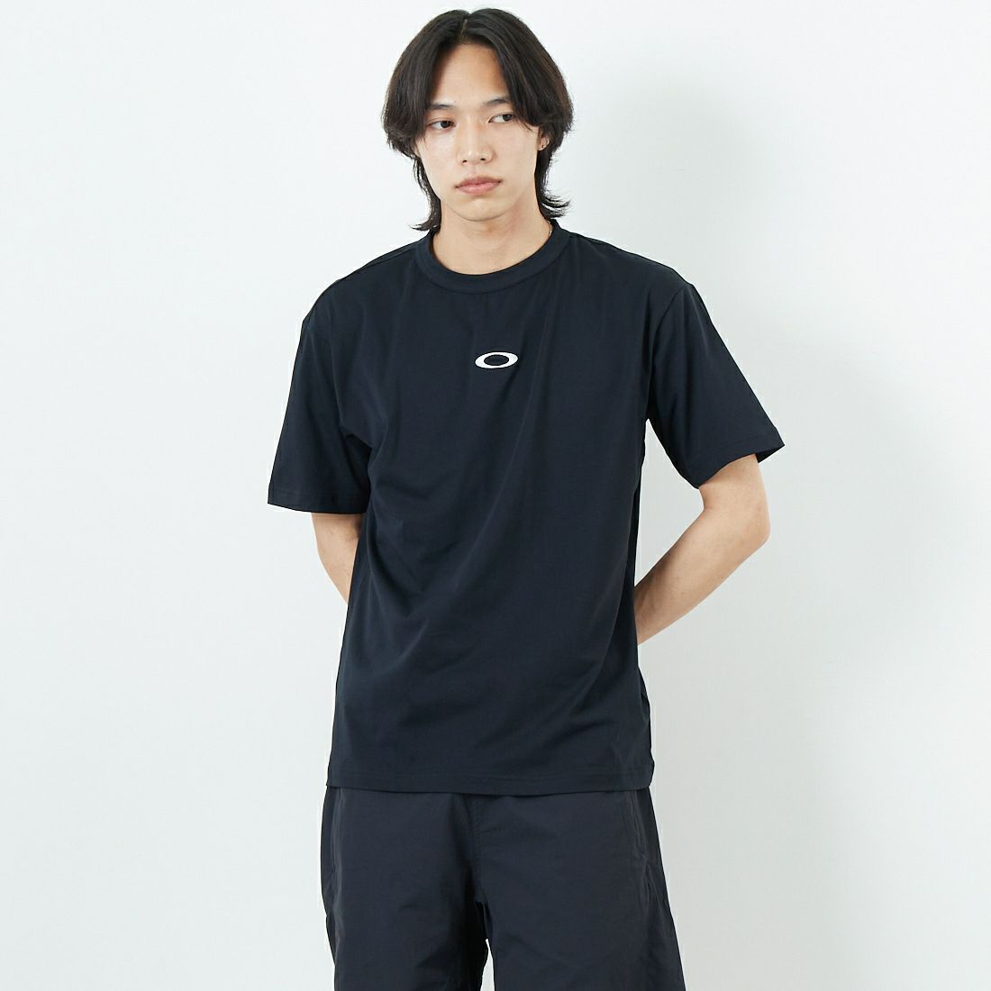 OAKLEY [オークリー] エンハンス クールコットンTシャツ [FOA407666] 02E BLACK &&モデル身長：179cm 着用サイズ：S&&