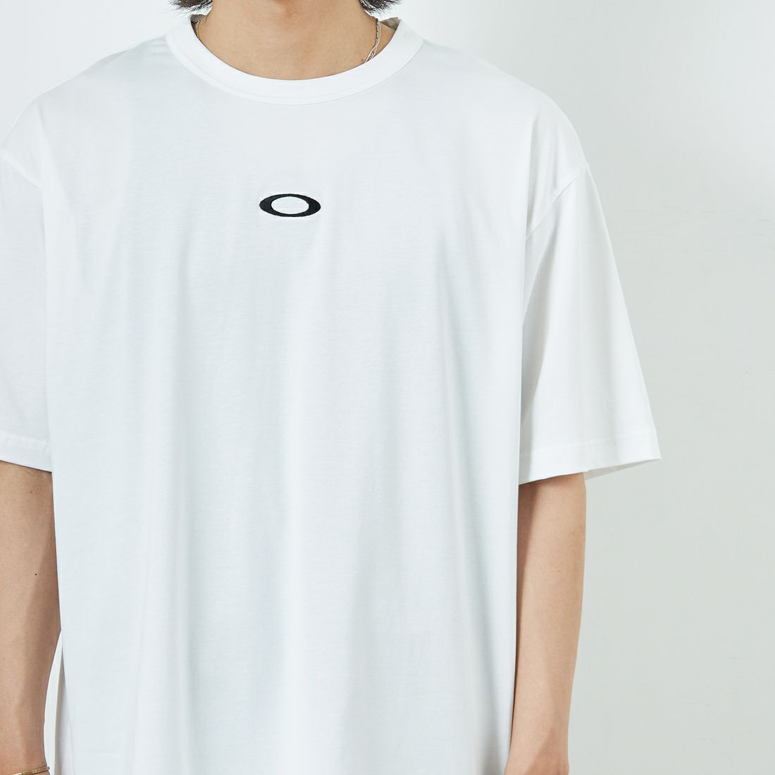 OAKLEY [オークリー] エンハンス クールコットンTシャツ [FOA407666] 100 WHITE &&モデル身長：179cm 着用サイズ：L&&