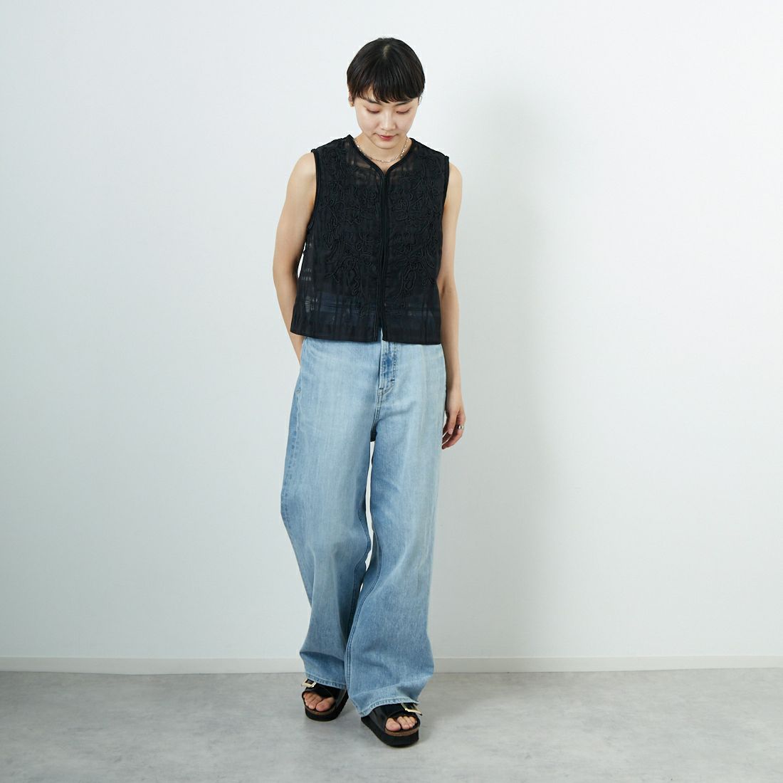 TORRAZZO DONNA [トラッゾドンナ] コード刺&#32353;シアーベスト [6250-571] 19 BLACK &&モデル身長：160cm 着用サイズ：F&&