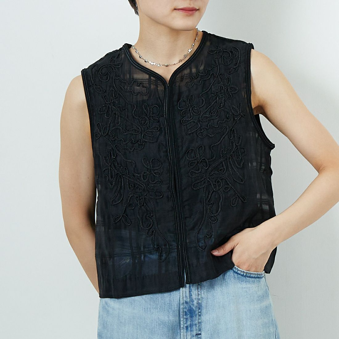 TORRAZZO DONNA [トラッゾドンナ] コード刺&#32353;シアーベスト [6250-571] 19 BLACK &&モデル身長：160cm 着用サイズ：F&&