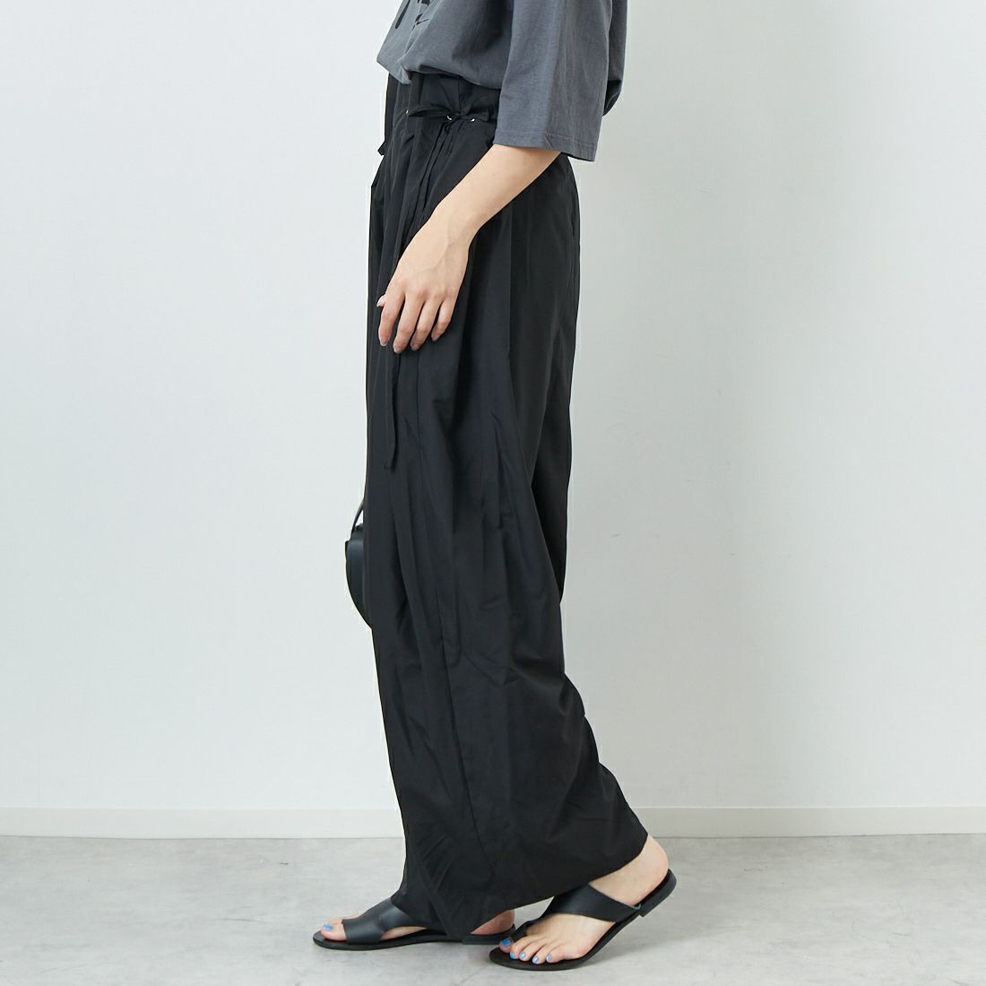 RIM.ARK [リムアーク] ドローストリングリラックスパンツ [460ISS31-1551] 020 BLK &&モデル身長：167cm 着用サイズ：36&&