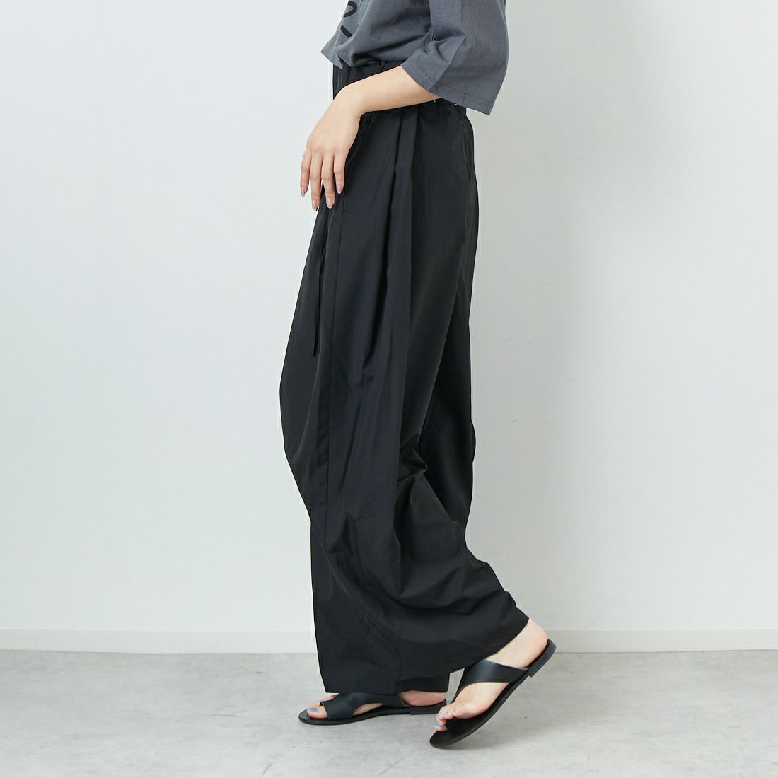 RIM.ARK [リムアーク] ドローストリングリラックスパンツ [460ISS31-1551] 020 BLK &&モデル身長：167cm 着用サイズ：36&&