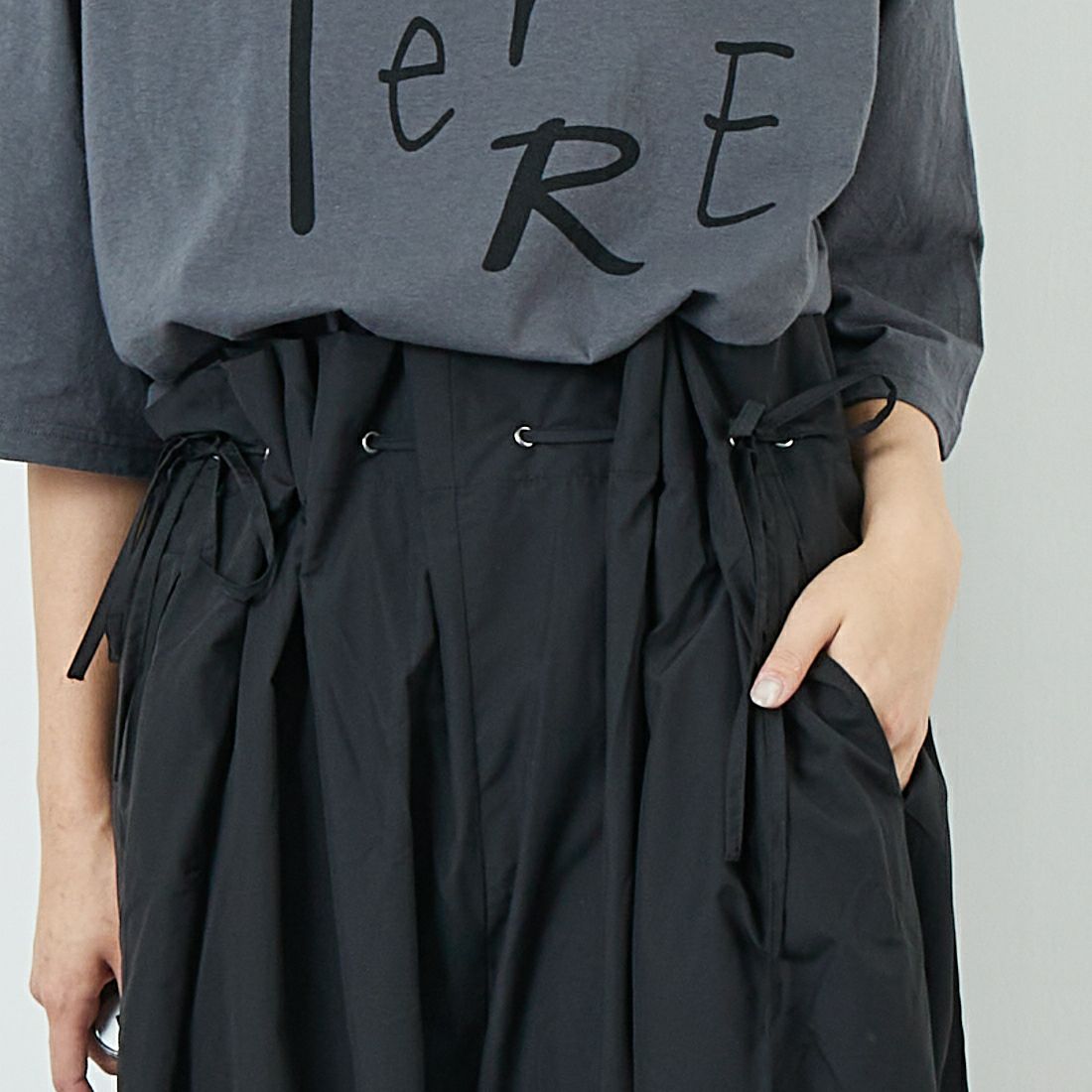 RIM.ARK [リムアーク] ドローストリングリラックスパンツ [460ISS31-1551] 020 BLK &&モデル身長：167cm 着用サイズ：36&&