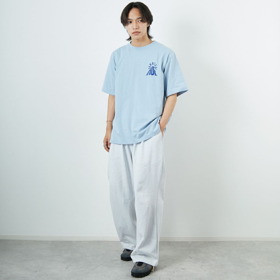 HUF [ハフ] ユーフォリックユニティ ショートスリーブTシャツ [TS02450] SKY &&モデル身長：179cm 着用サイズ：L&&