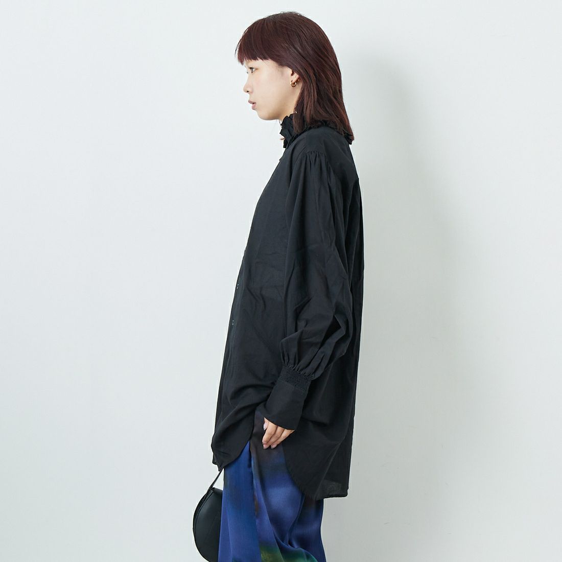crinkle crinkle crinkle [クリンクル クリンクル クリンクル] コットンフリルカラーシャツ [CC-2001] BLACK  &&モデル身長：167cm 着用サイズ：F&&