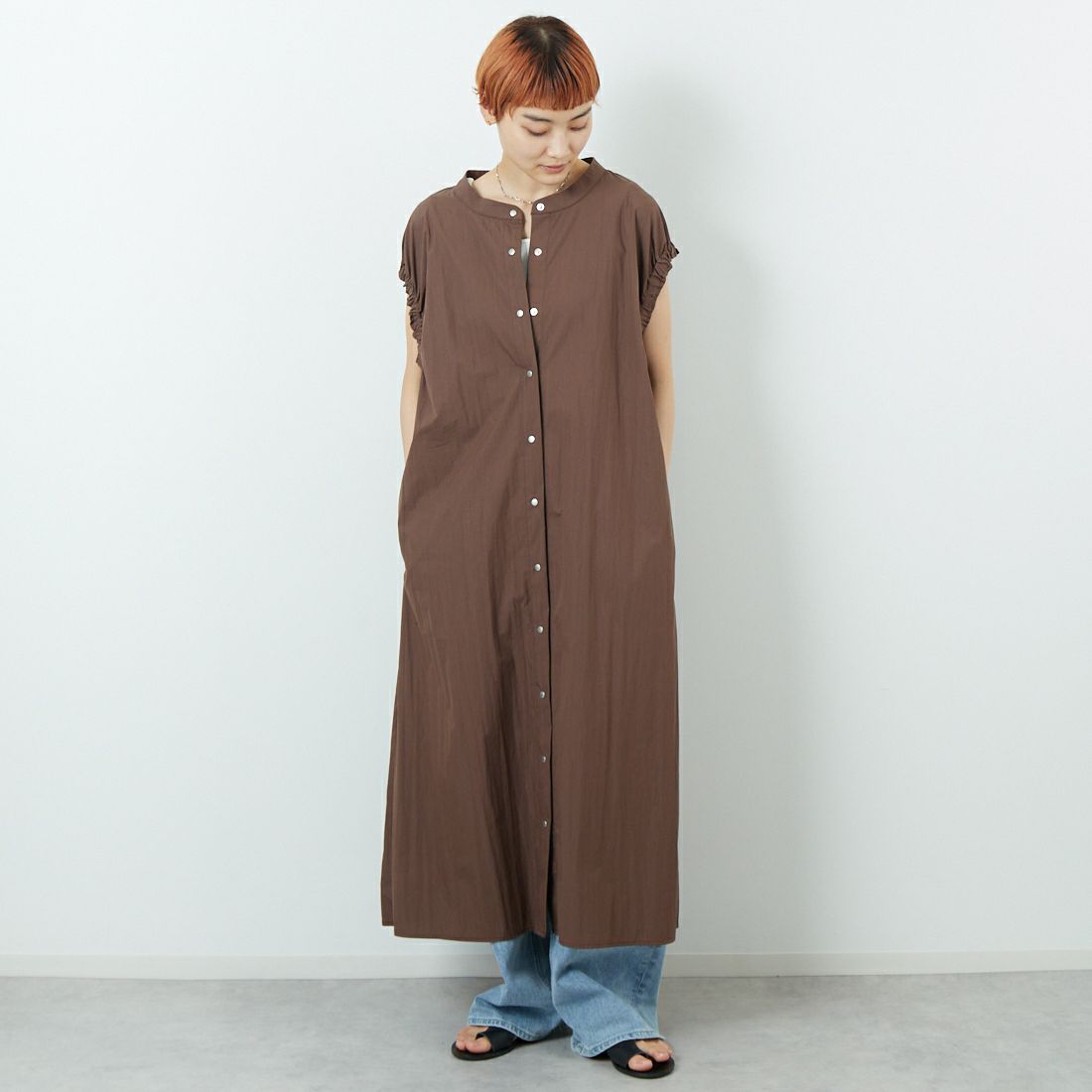 DIGNITE COLLIER [ディニテコリエ] 袖ギャザースナップワンピース [80255324] 037 ﾀﾞｰｸﾌﾞ &&モデル身長：160cm 着用サイズ：F&&