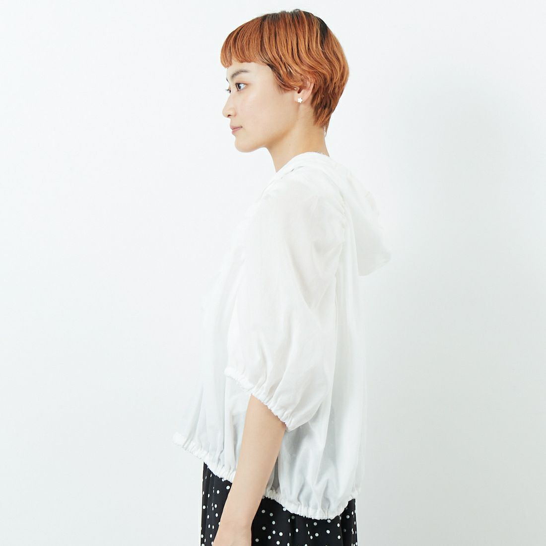 mizuiro ind [ミズイロインド] ギャザーフーデッドシャツ [2-230090] 11 O.WHITE &&モデル身長：160cm 着用サイズ：F&&
