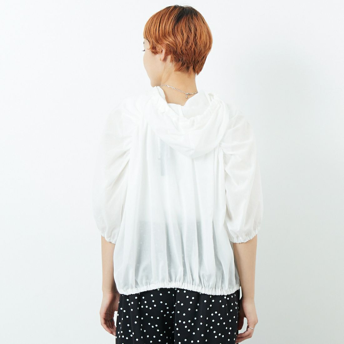 mizuiro ind [ミズイロインド] ギャザーフーデッドシャツ [2-230090] 11 O.WHITE &&モデル身長：160cm 着用サイズ：F&&