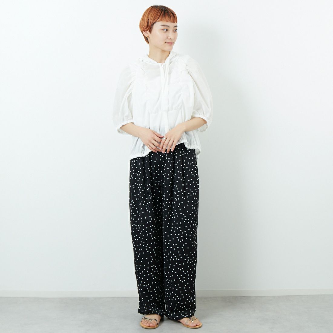 mizuiro ind [ミズイロインド] ギャザーフーデッドシャツ [2-230090] 11 O.WHITE &&モデル身長：160cm 着用サイズ：F&&