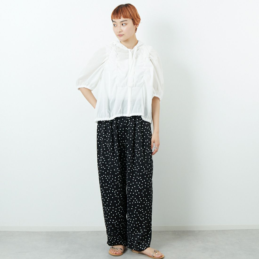 mizuiro ind [ミズイロインド] ギャザーフーデッドシャツ [2-230090] 11 O.WHITE &&モデル身長：160cm 着用サイズ：F&&