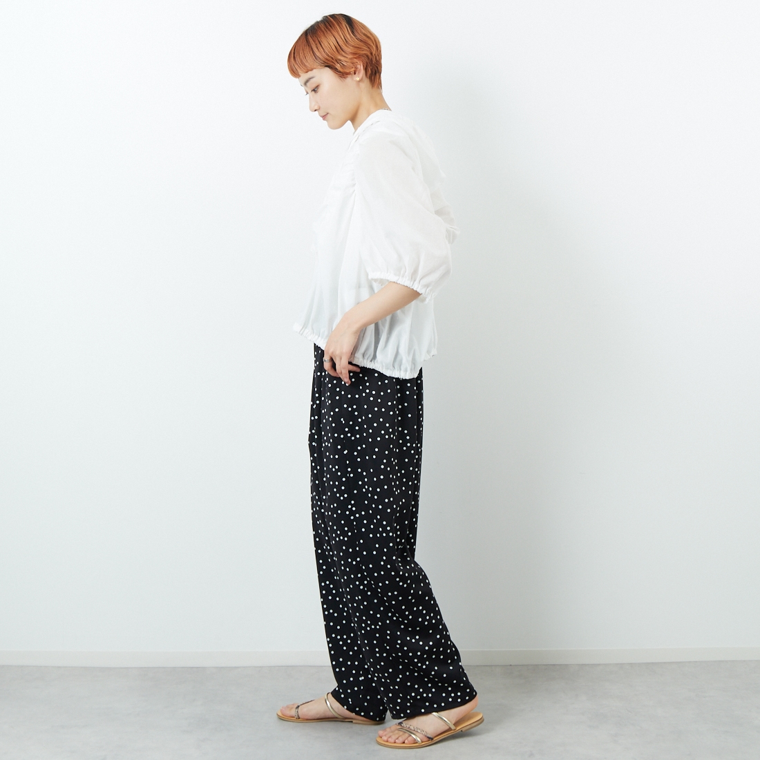 mizuiro ind [ミズイロインド] ギャザーフーデッドシャツ [2-230090] 11 O.WHITE &&モデル身長：160cm 着用サイズ：F&&