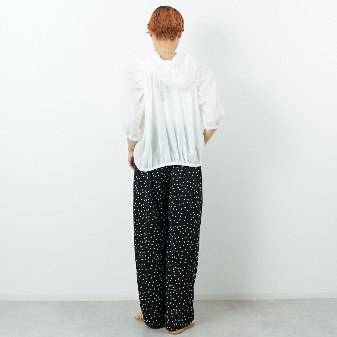 mizuiro ind [ミズイロインド] ギャザーフーデッドシャツ [2-230090] 11 O.WHITE &&モデル身長：160cm 着用サイズ：F&&