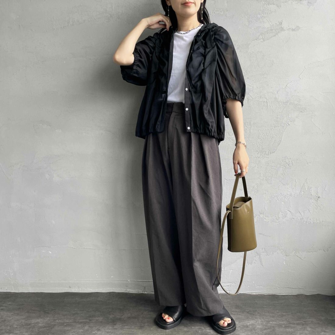 mizuiro ind [ミズイロインド] ギャザーフーデッドシャツ [2-230090] 99 BLACK &&モデル身長：160cm 着用サイズ：F&&