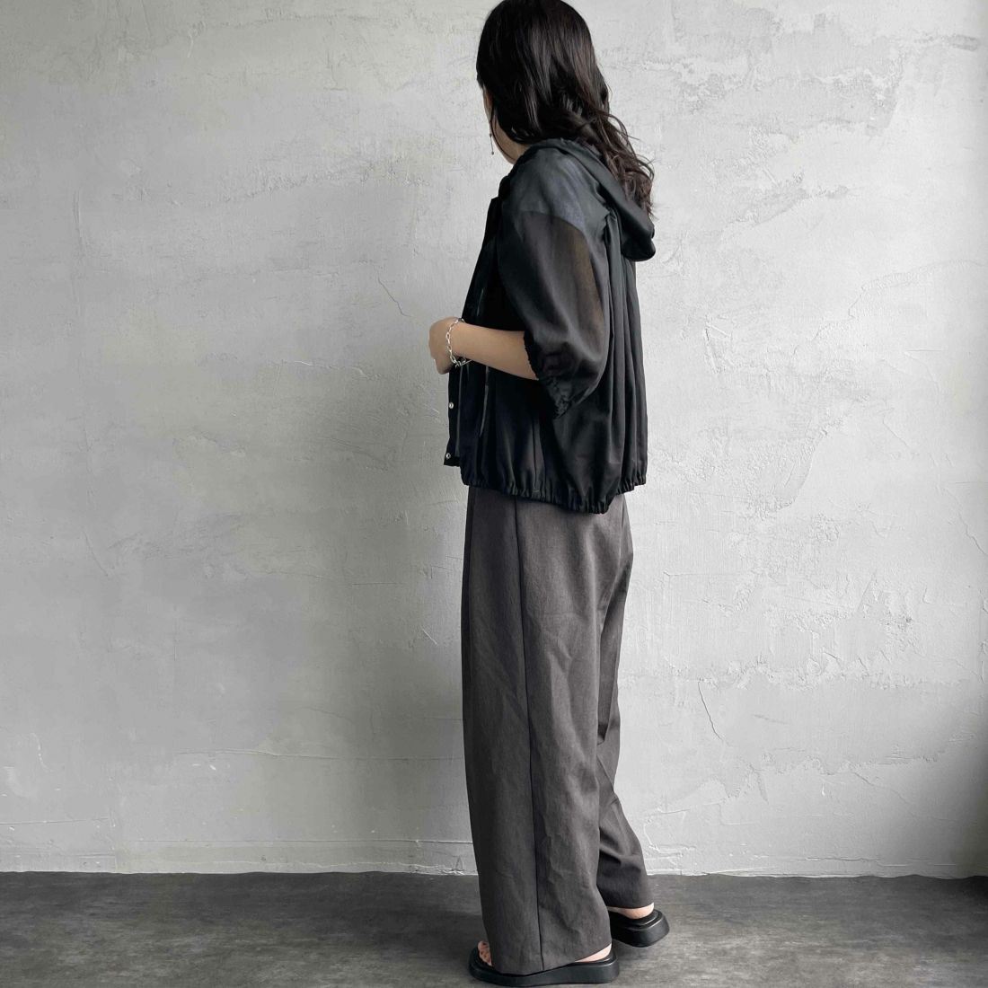 mizuiro ind [ミズイロインド] ギャザーフーデッドシャツ [2-230090] 99 BLACK &&モデル身長：160cm 着用サイズ：F&&