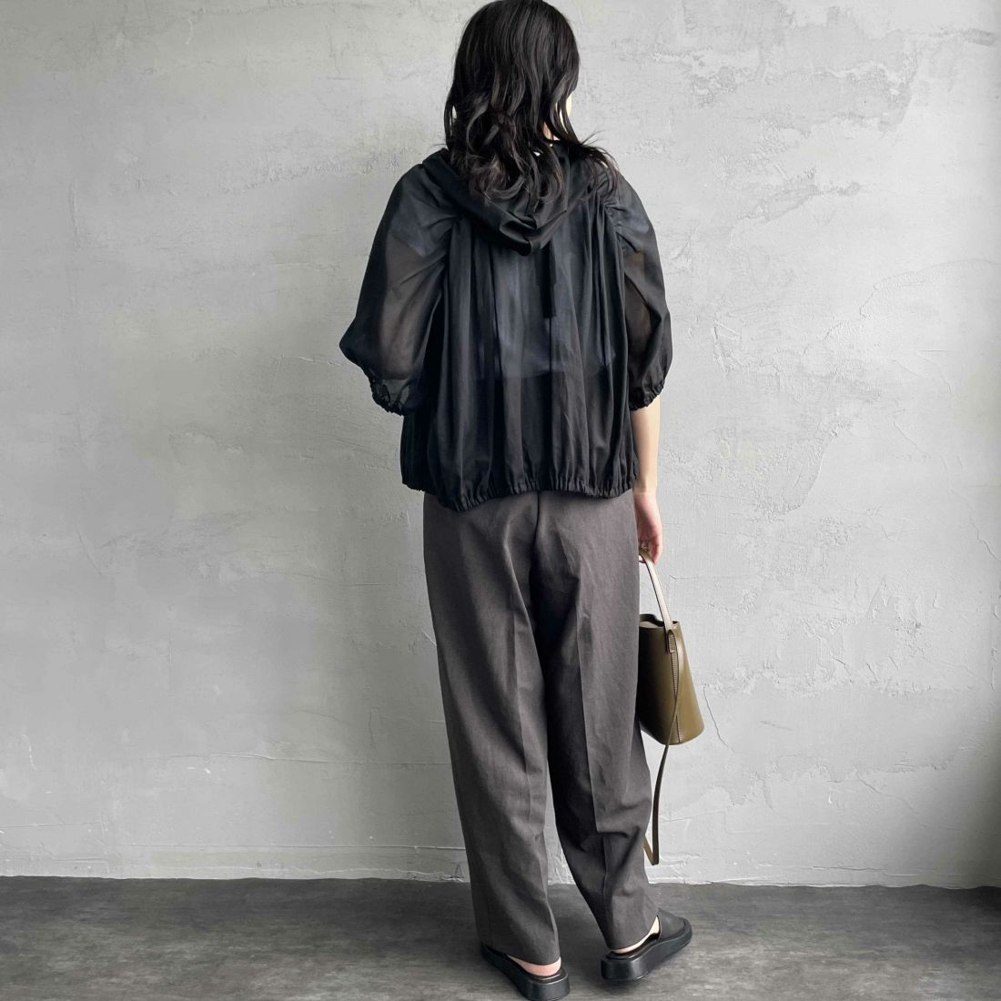 mizuiro ind [ミズイロインド] ギャザーフーデッドシャツ [2-230090] 99 BLACK &&モデル身長：160cm 着用サイズ：F&&