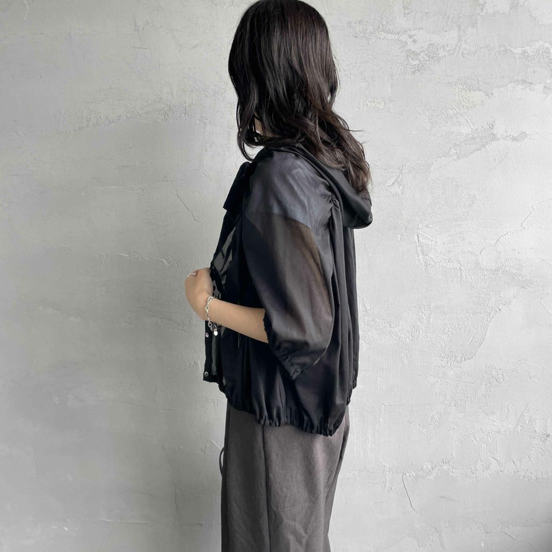 mizuiro ind [ミズイロインド] ギャザーフーデッドシャツ [2-230090] 99 BLACK &&モデル身長：160cm 着用サイズ：F&&