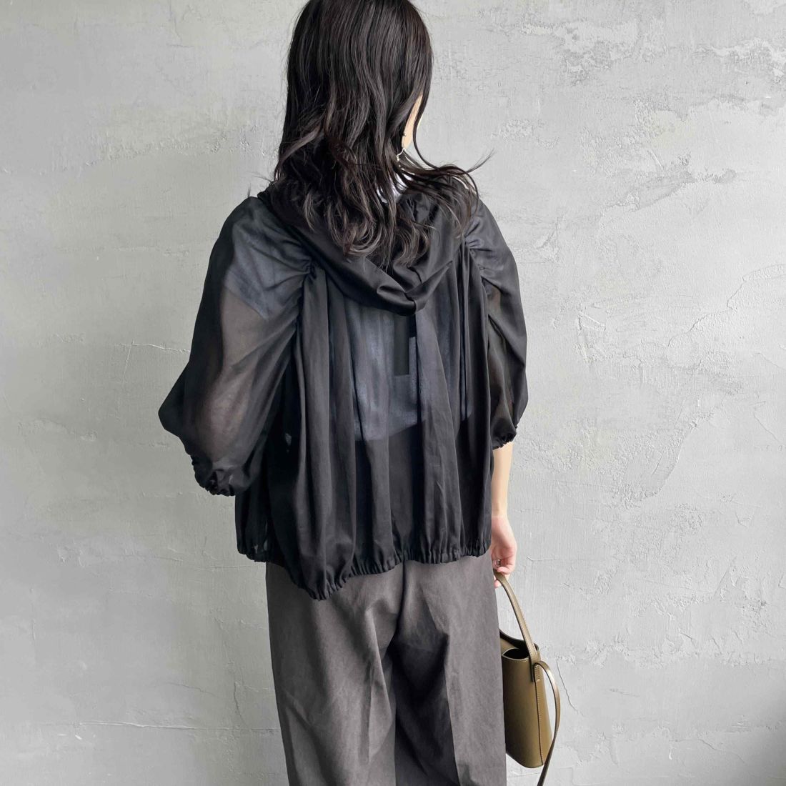 mizuiro ind [ミズイロインド] ギャザーフーデッドシャツ [2-230090] 99 BLACK &&モデル身長：160cm 着用サイズ：F&&