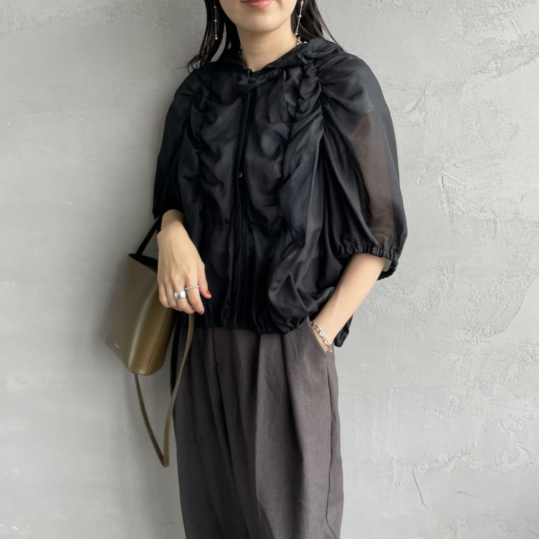 mizuiro ind [ミズイロインド] ギャザーフーデッドシャツ [2-230090] 99 BLACK &&モデル身長：160cm 着用サイズ：F&&