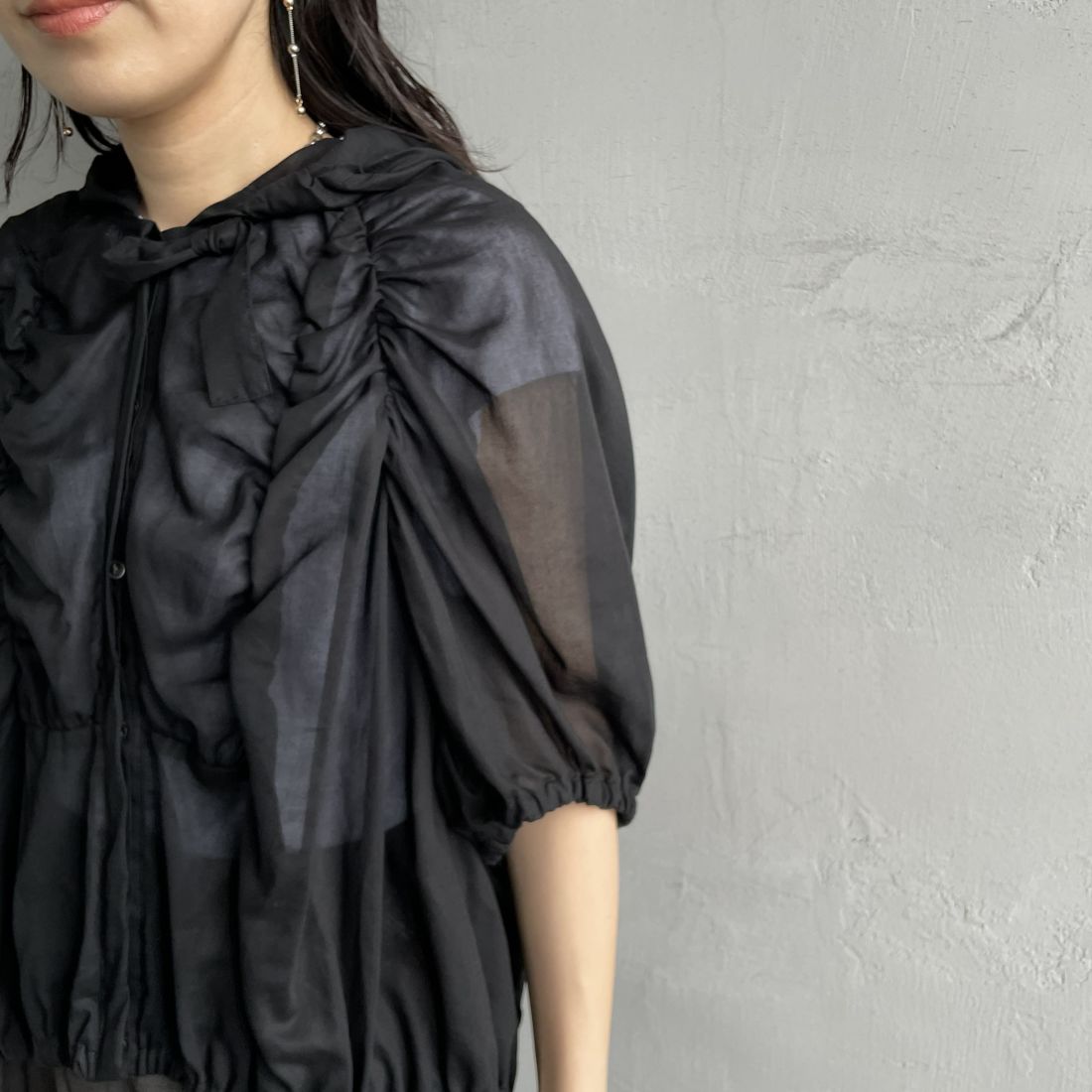 mizuiro ind [ミズイロインド] ギャザーフーデッドシャツ [2-230090] 99 BLACK &&モデル身長：160cm 着用サイズ：F&&