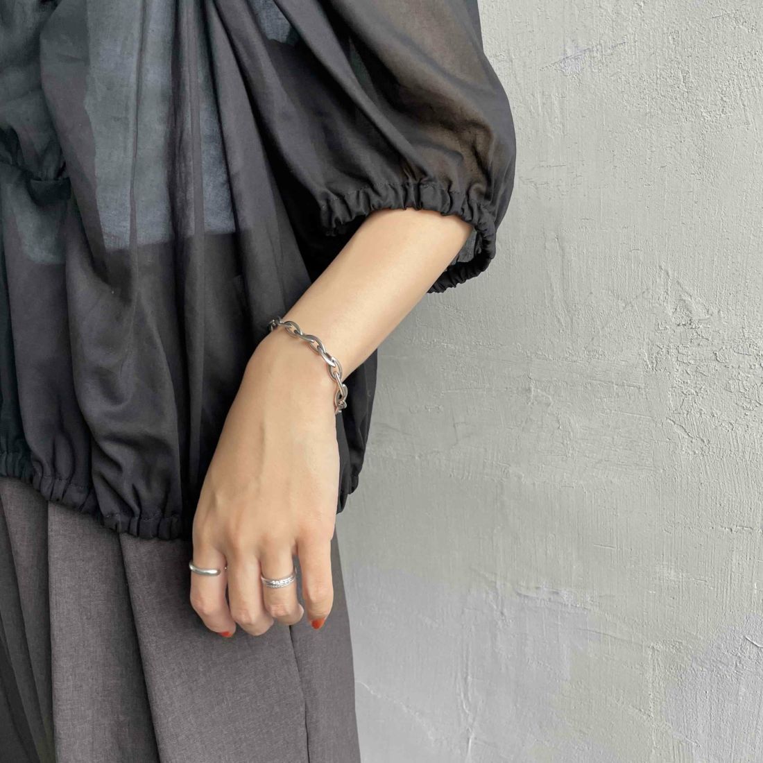 mizuiro ind [ミズイロインド] ギャザーフーデッドシャツ [2-230090] 99 BLACK &&モデル身長：160cm 着用サイズ：F&&