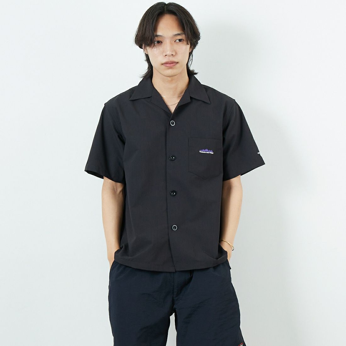 THOUSAND MILE [サウザンド マイル] ハーフスリーブ オープンカラーシャツ [TM251HA00891] BLACK BLACKHITE&&モデル身長：179cm 着用サイズ：M&&