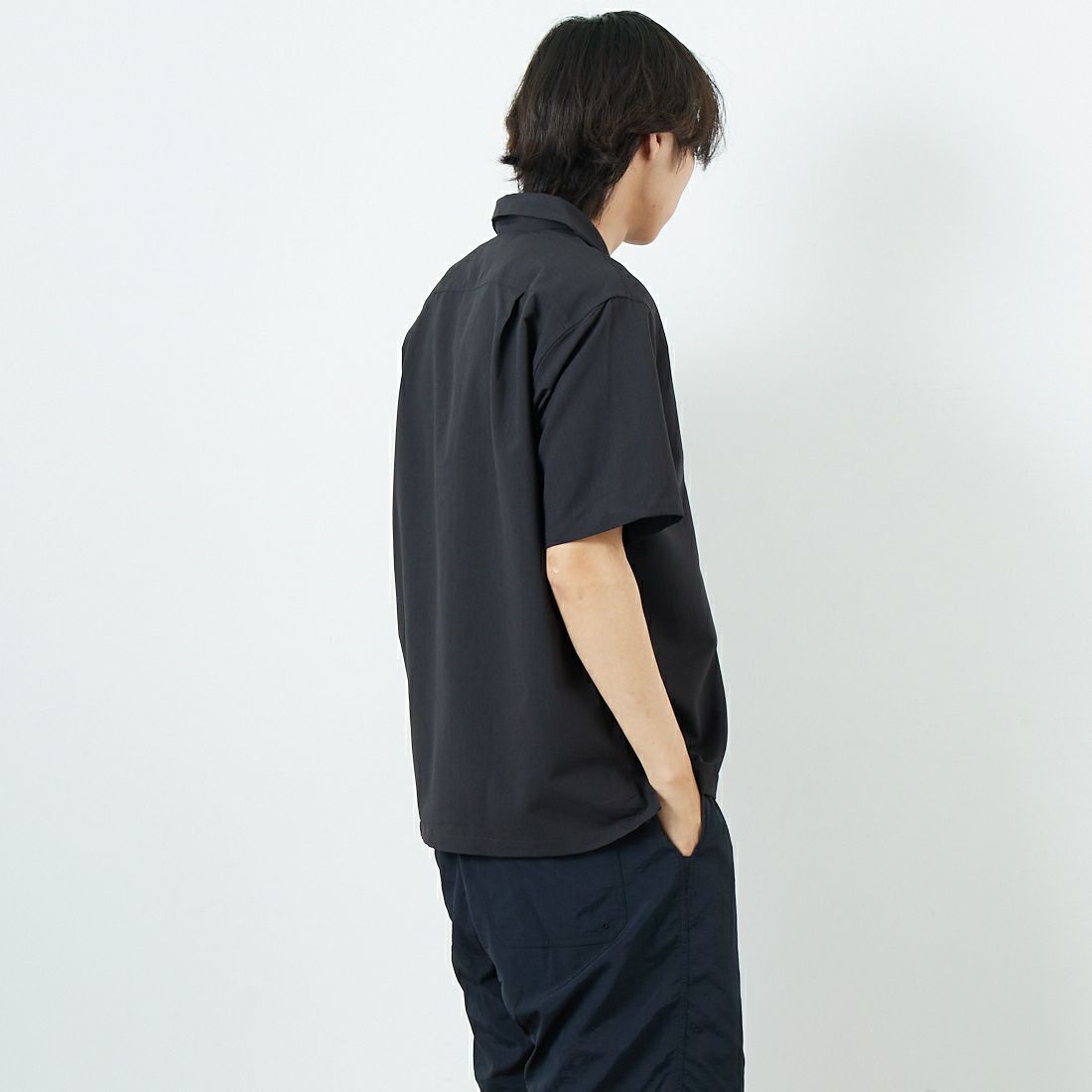 THOUSAND MILE [サウザンド マイル] ハーフスリーブ オープンカラーシャツ [TM251HA00891] BLACK BLACKHITE&&モデル身長：179cm 着用サイズ：M&&