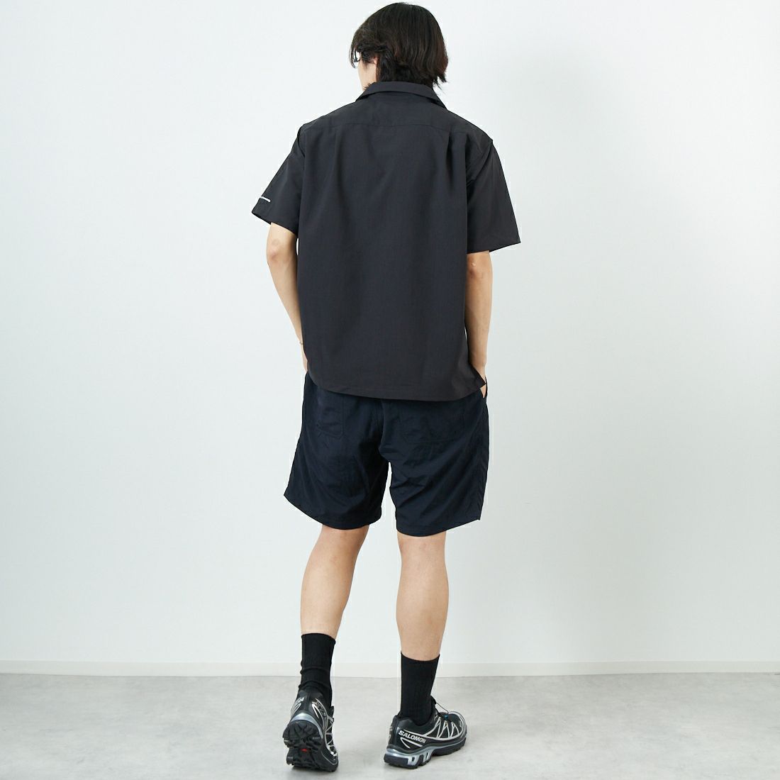 THOUSAND MILE [サウザンド マイル] ハーフスリーブ オープンカラーシャツ [TM251HA00891] BLACK BLACKHITE&&モデル身長：179cm 着用サイズ：M&&