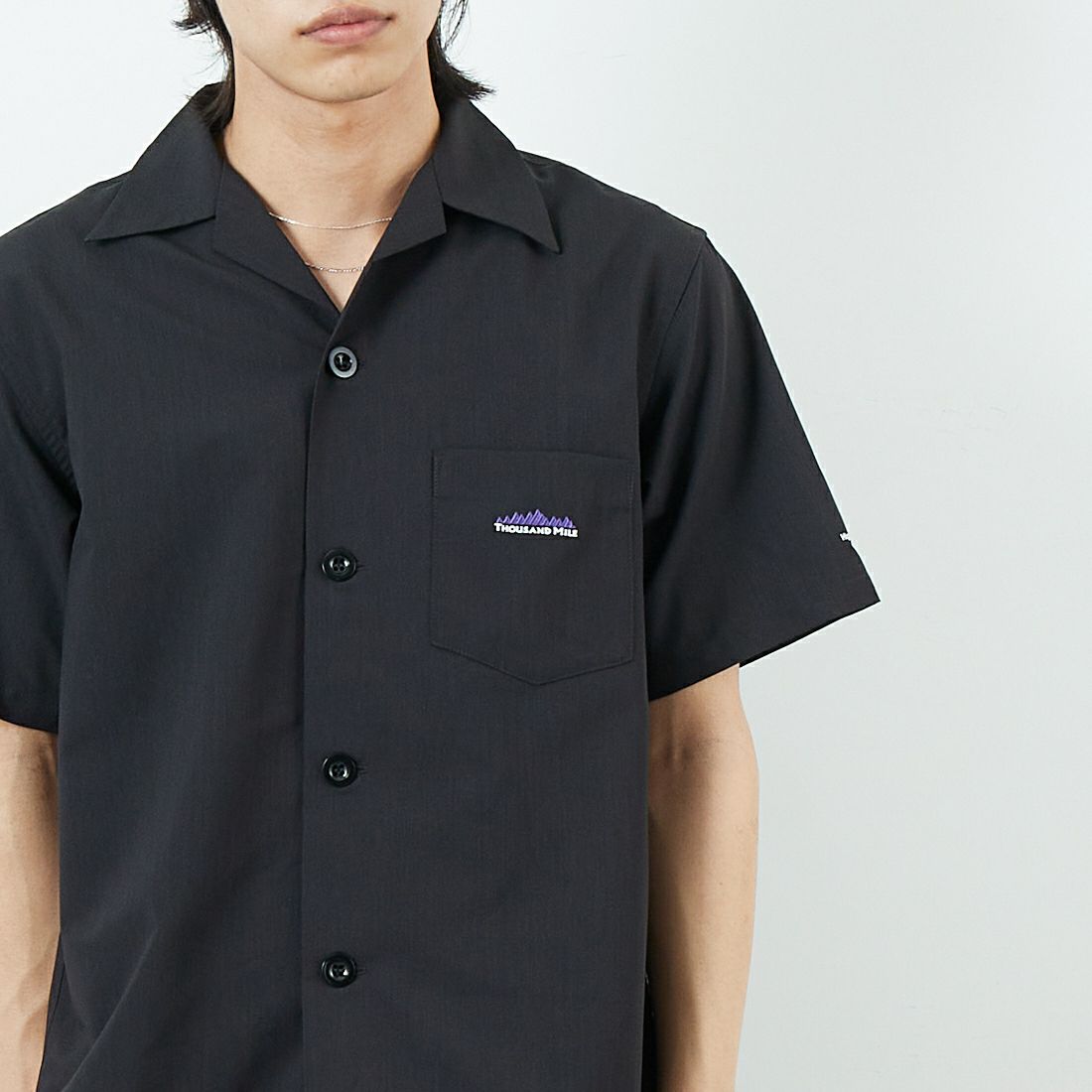 THOUSAND MILE [サウザンド マイル] ハーフスリーブ オープンカラーシャツ [TM251HA00891] BLACK &&モデル身長：179cm 着用サイズ：M&&