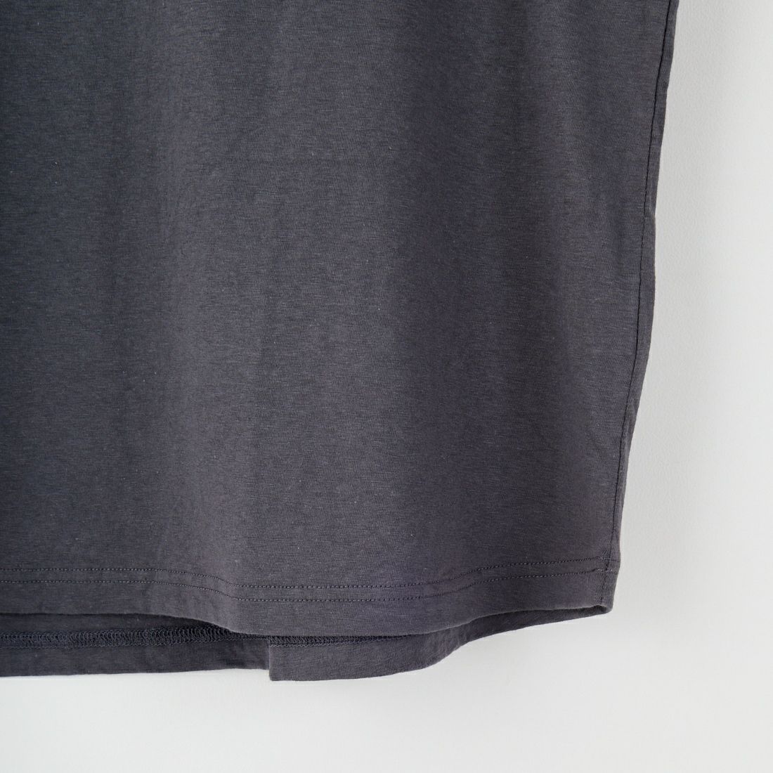 tumugu: [ツムグ] ラフィ天竺プリントTシャツ [TC25221] 88 CHARCOA